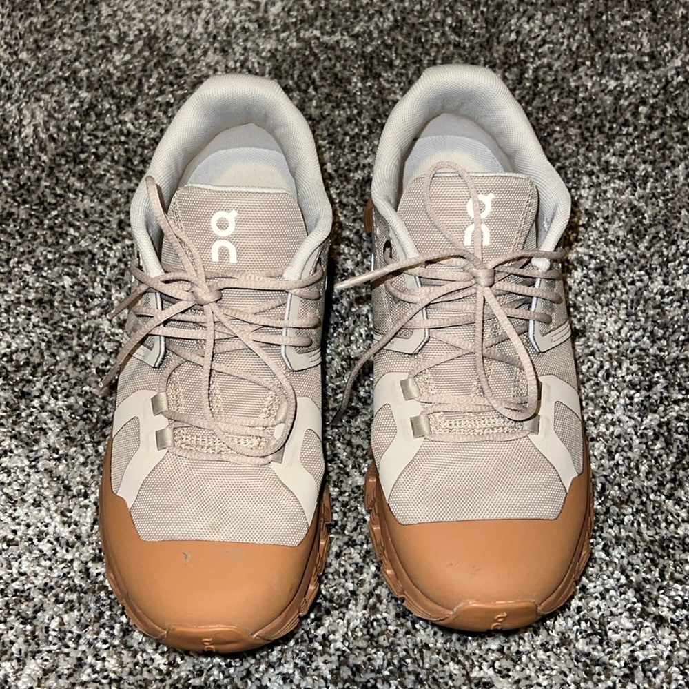 Women’s Size 7 On Cloud Shoes